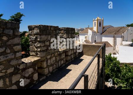 Kirche Santiago von Tavira seit Mauern des Schlosses in der Altstadt der schönen Stadt Tavira an einem sonnigen Tag. Stockfoto