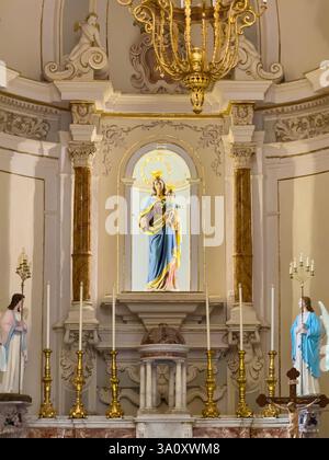 Taormina, Sizilien, Italien - 5. Juli 2024: Piazza IX Aprile. Kirche San Giuseppe, erneuert hinter dem Altar mit der Madonnenstatue und einer Engelsstatue auf Bot Stockfoto