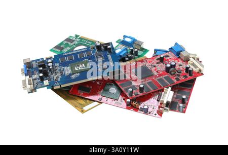 Abstrakte Komposition von farbenfrohen Leiterplatten isoliert auf weißem Hintergrund und mit Schnittpfaden, ideal für technologieorientierte Projekte und kreativ Stockfoto