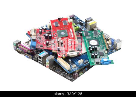 Farbenfrohe Leiterplatten, die sich für Technologiemethoden auf weißem Hintergrund stapeln und über Schnittpfade verfügen. Ideal für technologieorientierte Themen Stockfoto