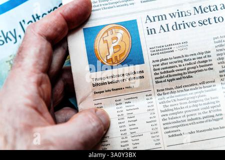 Paris, Frankreich - 4. März 2025: Finger halten eine Sektion der Financial Times mit einem artikel mit der Überschrift Arm gewinnt Meta im KI-Antrieb Stockfoto