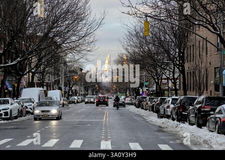 Blick auf die Washington Avenue in Prospect Heights in Richtung Hudson Yards, Midtown Manhattan an einem kalten, schneebedeckten Tag im Winter New York City. Stockfoto