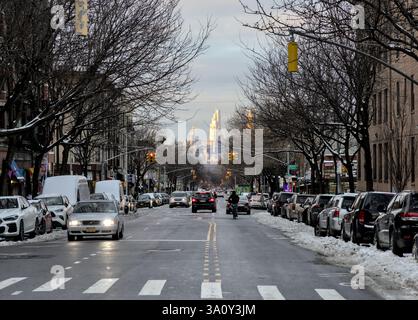 Blick auf die Washington Avenue in Prospect Heights in Richtung Hudson Yards, Midtown Manhattan an einem kalten, schneebedeckten Tag im Winter New York City. Stockfoto