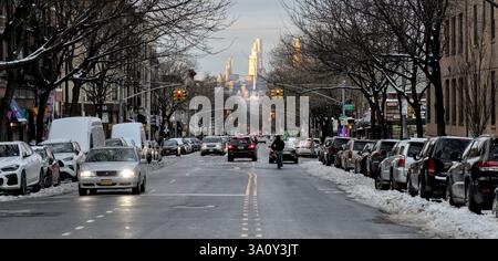 Blick auf die Washington Avenue in Prospect Heights in Richtung Hudson Yards, Midtown Manhattan an einem kalten, schneebedeckten Tag im Winter New York City. Stockfoto