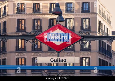 Madrid, Spanien. Februar 2025. Berühmter Eingang zur U-Bahn-Station Callao mit einem alten Gebäude im Hintergrund Stockfoto