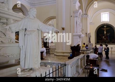 Eine Gruppe von Besuchern besucht das Grab des nicaraguanischen Dichters Rubén Darío mit einer Statue von Jesus Christus im Vordergrund in der Kathedrale von Leon.Leon.Nicaragua Stockfoto
