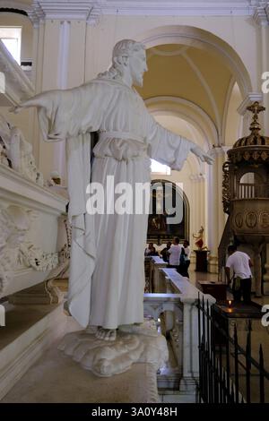 Eine Gruppe von Besuchern besucht das Grab des nicaraguanischen Dichters Rubén Darío mit einer Statue von Jesus Christus im Vordergrund in der Kathedrale von Leon.Leon.Nicaragua Stockfoto