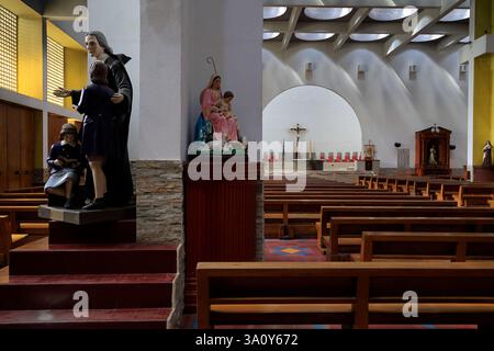 Der Innenblick mit dem Hauptaltar der Metropolitan Cathedral of the Immaculate Conception of Mary aka die neue Kathedrale von Managua mit der Dekoration religiöser Statuen im Vordergrund. Managua.Nicaragua Stockfoto