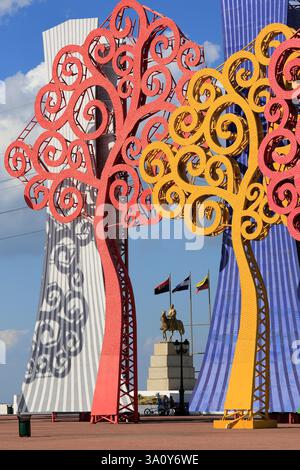 Bunte LED-Lichtmetallbäume in der Nähe der Plaza Nicaragua am Ufer des Managua-Sees mit dem Denkmal von Simon Bolivar im Hintergrund. Managua. Nicaragua Stockfoto
