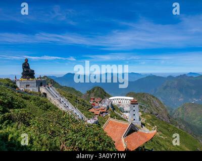 Buddha-Statue auf der Spitze von Fansipan in der Sonnenwelt Fansipan Legend, Sapa, Lao Cai, Vietnam. Stockfoto