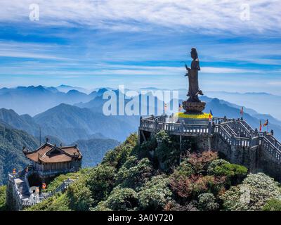 Buddha-Statue auf der Spitze von Fansipan in der Sonnenwelt Fansipan Legend, Sapa, Lao Cai, Vietnam. Stockfoto