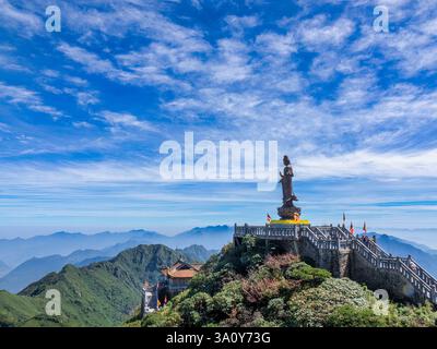 Buddha-Statue auf der Spitze von Fansipan in der Sonnenwelt Fansipan Legend, Sapa, Lao Cai, Vietnam. Stockfoto