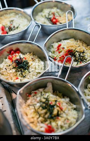 Das Foto zeigt die Zutaten für den Teig für Okonomiyaki-Pfannkuchen, fertig in Behältern gemischt, als Vorbereitung für eine weitere geschäftige Nacht im mai von Boteju Stockfoto