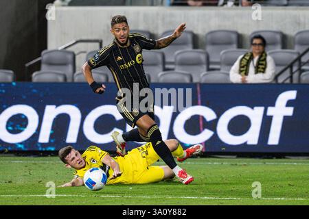 Der LAFC-Stürmer Denis Bouanga (99) vermeidet den Mittelfeldspieler Sean Zawadzki (25) der Columbus Crew während eines CONCACAF Champions Cup im Achtelfinale-Spiel am Dienstag, 4. März 2025 im BMO Stadium in Los Angeles, CA. LAFC besiegte die Crew mit 3:0. (Jon Endow/Bild des Sports) Stockfoto