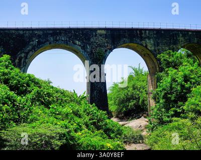 Don CA Eisenbahnbrücke am Hai Van Pass, verbindet da Nang Stadt mit Hue Stadt. Stockfoto