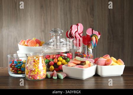 Schokoriegel. Viele verschiedene leckere Süßigkeiten auf Holztisch Stockfoto