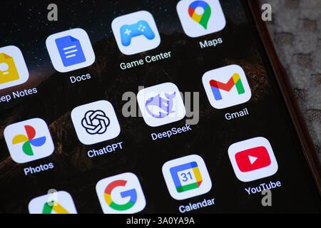 BOGOTA, KOLUMBIEN - 05. MÄRZ 2025 Makrofoto eines Smartphones mit Deep-Seek-App-Symbol für künstliche Intelligenz Stockfoto