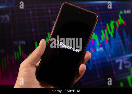 BOGOTA, KOLUMBIEN - 05. MÄRZ 2025 Ein Smartphone mit dem Logo für den globalen Zahlungsdienst payoneer und der unscharfen Oberfläche im Hintergrund Stockfoto