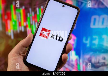 BOGOTA, KOLUMBIEN - 05. MÄRZ 2025 ein Smartphone mit xtb-Logo für Börsendienste und verschwommenem Finanzierungskonzept im Hintergrund Stockfoto