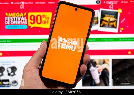 BOGOTA, KOLUMBIEN - 05. MÄRZ 2025 ein Smartphone mit temu-Logo und unscharfer temu-Oberfläche im Hintergrund Stockfoto