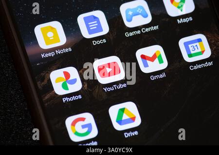 BOGOTA, KOLUMBIEN - 05. MÄRZ 2025 Makrofoto eines Smartphones mit youtube-Symbol Stockfoto