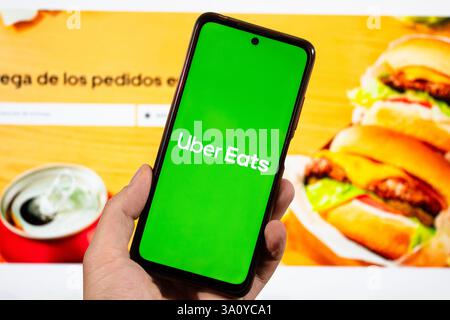 BOGOTA, KOLUMBIEN - 05. MÄRZ 2025 ein Smartphone mit uber Eats Logo und unscharfer uber Eats Schnittstelle im Hintergrund Stockfoto