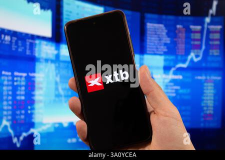 BOGOTA, KOLUMBIEN – 05. MÄRZ 2025 ein Smartphone mit dem Logo der xtb Finance App und verschwommenem Finanzierungskonzept für Broker im Hintergrund Stockfoto