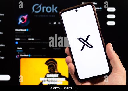 BOGOTA, KOLUMBIEN - 05. MÄRZ 2025 ein Smartphone mit x Social-Media-Logo und unscharfer twitter-Oberfläche im Hintergrund Stockfoto