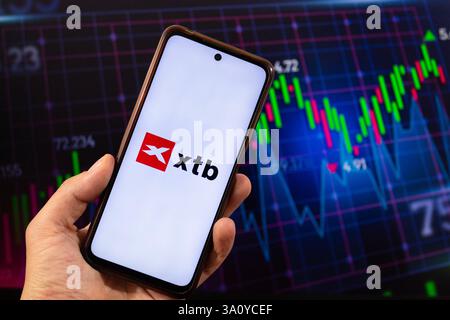 BOGOTA, KOLUMBIEN - 05. MÄRZ 2025 Makrofoto eines Smartphones mit xtb-Börse-App und Finanzkonzept im Hintergrund Stockfoto