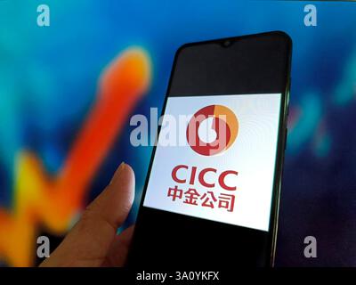 SUQIAN, CHINA - 6. MÄRZ 2025 - eine Illustration zeigt das LOGO des CICC auf einem Smartphone in Suqian, Provinz Jiangsu, China, 6. März 2025. Stockfoto