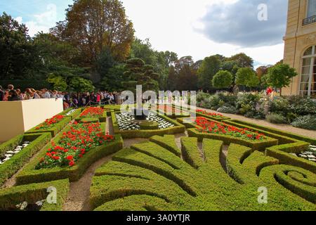 Bonsai in den Gärten des Elysée-Palastes alias Hôtel d'Evreux, der offiziellen Residenz des Präsidenten der Französischen Republik in Paris, Frankreich Stockfoto