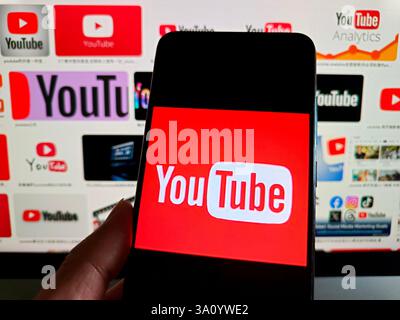 Suqian, China. März 2025. Ein Illustrationsfoto zeigt das YouTube-Logo, das am 6. März 2025 auf einem Smartphone in Suqian, China, angezeigt wurde. (Foto-Illustration von Costfoto/NurPhoto) Credit: NurPhoto SRL/Alamy Live News Stockfoto
