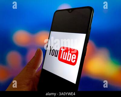 Suqian, China. März 2025. Ein Illustrationsfoto zeigt das YouTube-Logo, das am 6. März 2025 auf einem Smartphone in Suqian, China, angezeigt wurde. (Foto-Illustration von Costfoto/NurPhoto) Credit: NurPhoto SRL/Alamy Live News Stockfoto