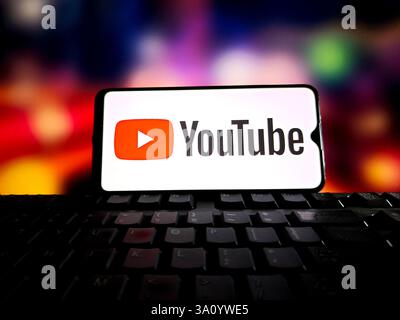 Suqian, China. März 2025. Ein Illustrationsfoto zeigt das YouTube-Logo, das am 6. März 2025 auf einem Smartphone in Suqian, China, angezeigt wurde. (Foto-Illustration von Costfoto/NurPhoto) Credit: NurPhoto SRL/Alamy Live News Stockfoto