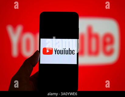Suqian, China. März 2025. Ein Illustrationsfoto zeigt das YouTube-Logo, das am 6. März 2025 auf einem Smartphone in Suqian, China, angezeigt wurde. (Foto-Illustration von Costfoto/NurPhoto) Credit: NurPhoto SRL/Alamy Live News Stockfoto