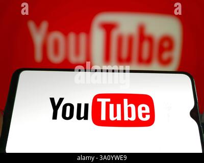 Suqian, China. März 2025. Ein Illustrationsfoto zeigt das YouTube-Logo, das am 6. März 2025 auf einem Smartphone in Suqian, China, angezeigt wurde. (Foto-Illustration von Costfoto/NurPhoto) Credit: NurPhoto SRL/Alamy Live News Stockfoto