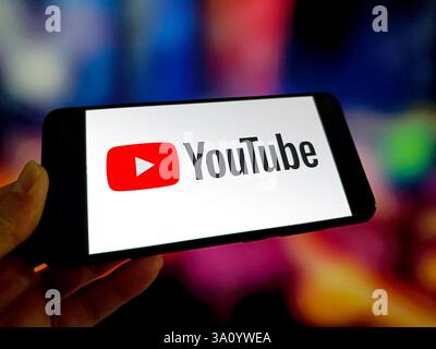 Suqian, China. März 2025. Ein Illustrationsfoto zeigt das YouTube-Logo, das am 6. März 2025 auf einem Smartphone in Suqian, China, angezeigt wurde. (Foto-Illustration von Costfoto/NurPhoto) Credit: NurPhoto SRL/Alamy Live News Stockfoto