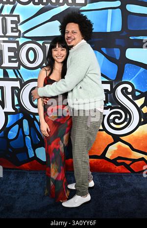 Los Angeles, USA. März 2024. Delia Liu und Eric Andre kommen bei der Premiere der HBO-Serie „The Righteous Gemstones“ in Los Angeles am 5. März 2025 im Paramount Theatre in Los Angeles, CA. © Starbuck/AFF-USA.com Credit: AFF/Alamy Live News Stockfoto