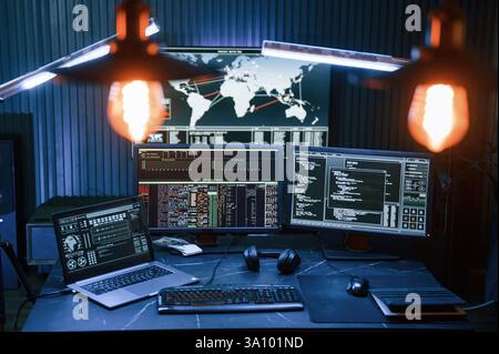 Cyberkriminelle Haker haben einen dunklen Raum für massive Angriffe auf Big Data-Server in Unternehmen. Stockfoto