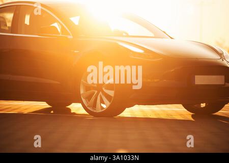 Nahaufnahme des modernen Elektroautos. Stockfoto