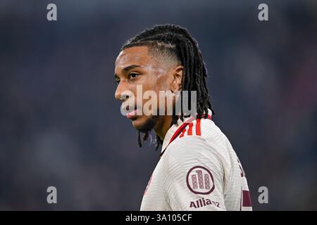 München, Deutschland. März 2025. Michael Olise vom FC Bayern München. Quelle: Peter Kneffel/dpa/Alamy Live News Stockfoto