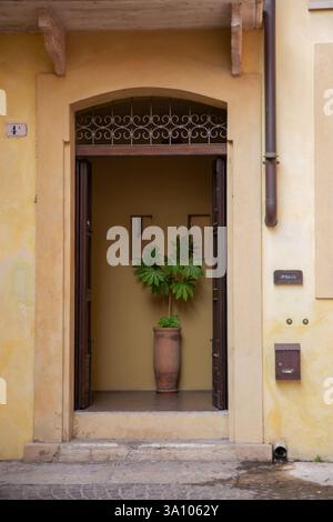 Alte Holztür in der Altstadt von Verona, Italien Stockfoto