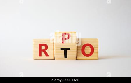 RPO vs. RTO-Symbol. Holzwürfel mit den Wörtern RTO und RPO. Schöner weißer Hintergrund. Geschäftskonzept. Kopierbereich Stockfoto