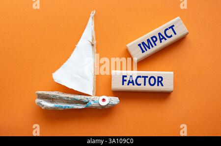 Symbol für Aufprallfaktor. Holzblöcke mit den Worten Impact Factor. Schöner oranger Hintergrund mit Boot. Business and Impact Factor Konzept. Kopierbereich. Stockfoto