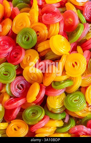 Heller farbenfroher Hintergrund von Gelatinebuscheln in roten Gelb- und Grüntönen mit glatten glänzenden Oberflächen Stockfoto