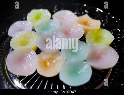Thailändischer Dessert-Snack, Floral Rice Cakes oder Kanom Nam Dok Mai, Pastellfarbe mit süßem und blumigem Duft und Aroma, thailändische Tradition, Nahaufnahme Stockfoto