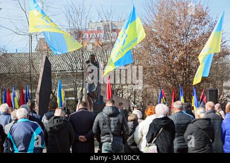 Mitglieder der Öffentlichkeit nehmen an der Versammlung zum 75. Todestag von Roman Schuschewitsch Teil, einem politischen und öffentlichen Vertreter der Ukraine des 20. Jahrhunderts und Militärführer der nationalistischen ukrainischen Aufständischen Armee (UPA), Iwano-Frankiwsk, Ukraine, am 5. März 2025. (Foto: Yurii Rylchuk/Ukrinform) Stockfoto