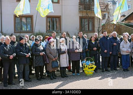 Mitglieder der Öffentlichkeit nehmen an der Versammlung zum 75. Todestag von Roman Schuschewitsch Teil, einem politischen und öffentlichen Vertreter der Ukraine des 20. Jahrhunderts und Militärführer der nationalistischen ukrainischen Aufständischen Armee (UPA), Iwano-Frankiwsk, Ukraine, am 5. März 2025. (Foto: Yurii Rylchuk/Ukrinform) Stockfoto