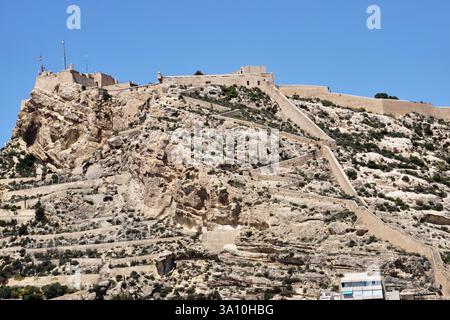 Panoramablick auf das Schloss Santa Barbara auf dem Berg Benacantil, Alicante, Valencianische Gemeinde, Spanien. Stockfoto