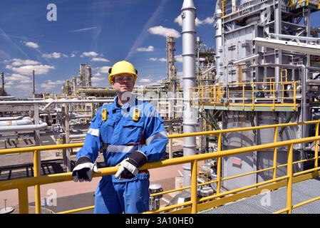 Gruppe von Arbeitnehmern Berufsausrüstung in einer Erdölraffinerie - moderne Gebäude und Industrieanlagen für die Brennstoff- und Gasproduktion Stockfoto
